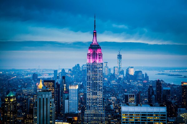 Die Wolkenkratzer von New York vor dem Hintergrund des Abendhimmels