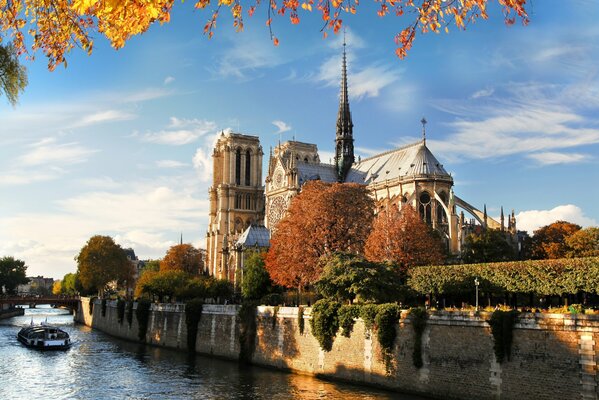 Herbstliches Paris. Blick vom Wasser auf den Notar der Damen