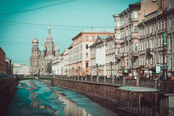 Iglesia del Salvador sobre la sangre derramada en Nevsky Prospekt en San Petersburgo