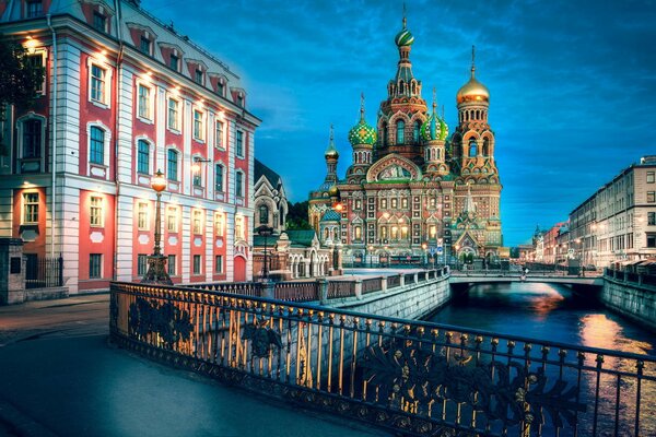 Le soir sauvé sur le sang Saint-Pétersbourg