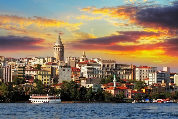Ciepły Zachód słońca nad wieżą Galata w Stambule