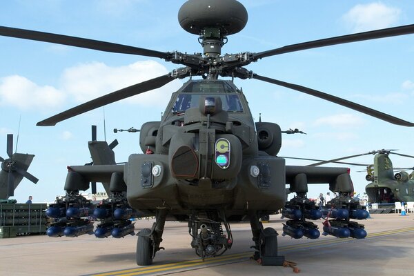 Leistungsstarker ah-64-Hubschrauber in der Hubschrauberstation