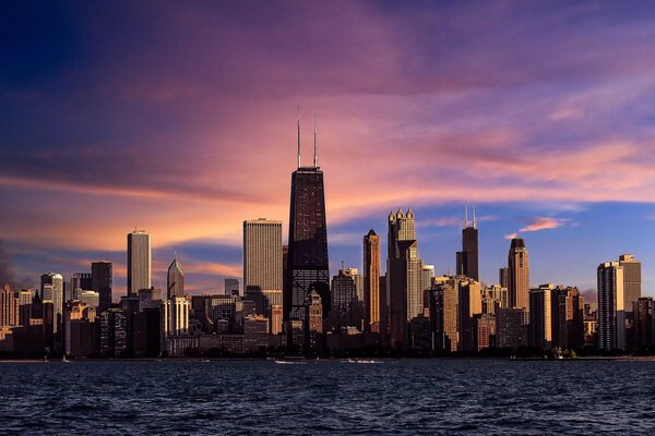 Chicago vicino al fiume al tramonto