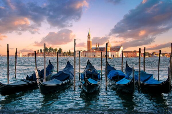 Gondoles sur la mer à Venise