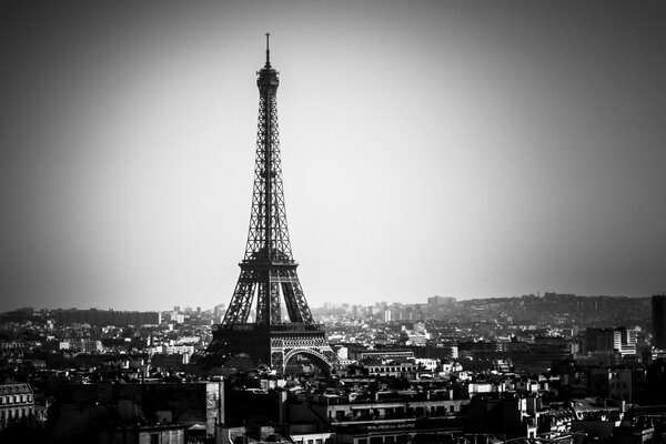 Foto des Eiffelturms in der Stadt Paris in Grautönen