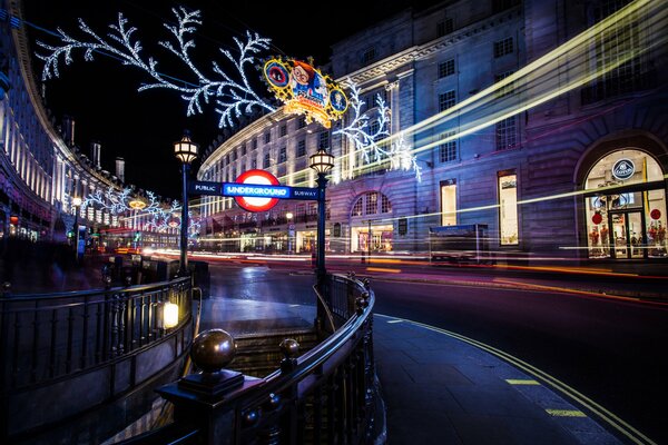 Una ciudad nocturna con guirnaldas en Inglaterra