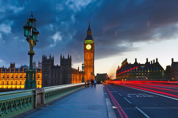 Big Ben en Londres por la noche con otros edificios