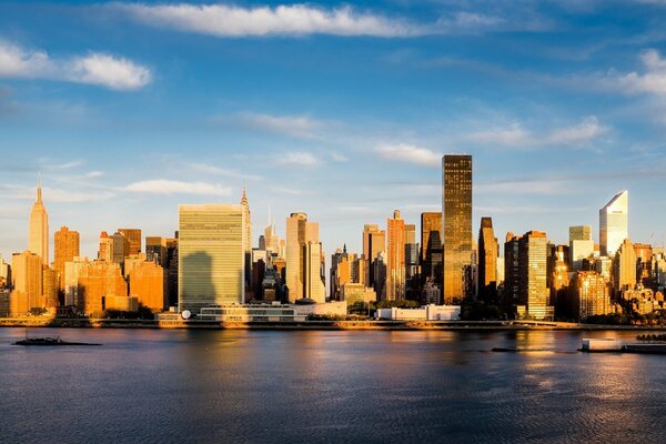 Sonnenhohen Wolkenkratzern in der Stadt New York