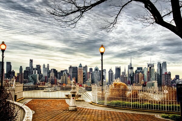 Schöne Herbstlandschaft von New York City vor dem Hintergrund von Wolkenkratzern. die USA