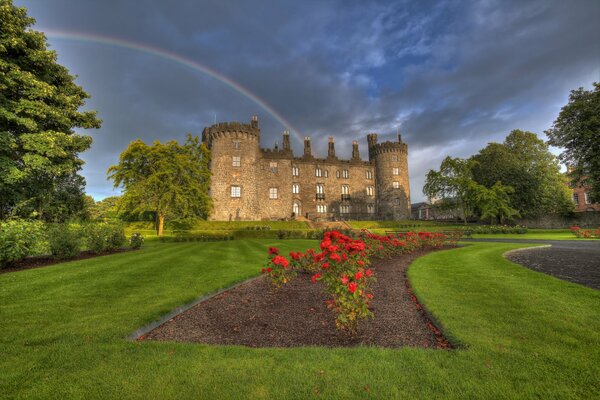Schloss in Irland mit Regenbogen und Blumen
