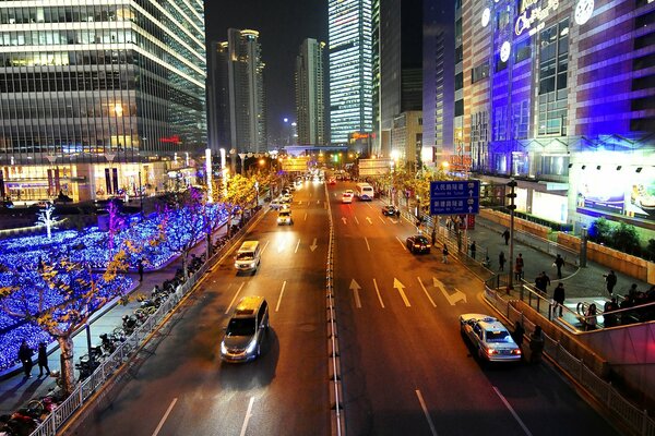 La animada calle de Shanghai por la noche