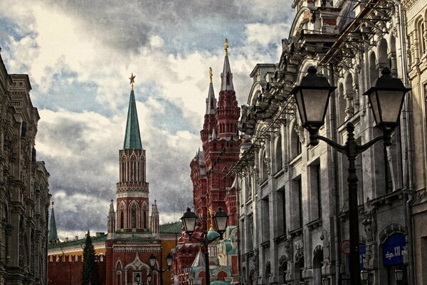 El Kremlin en el viejo Moscú antes de la lluvia