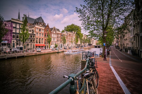 Canale fluviale di Amsterdam con case