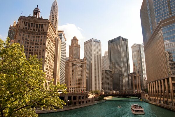 La ciudad de Chicago en los Estados Unidos con rascacielos en el río