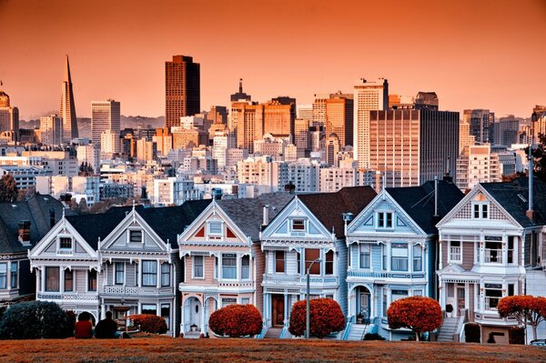 Вид на дома осеннего Сан-Франциско