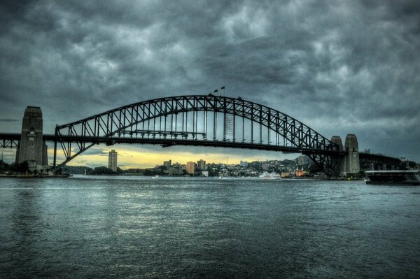 Sydney-wieczorny most w całej okazałości