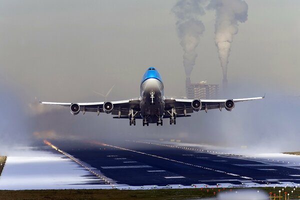 Zivilflugzeug landet auf dem Flugplatz