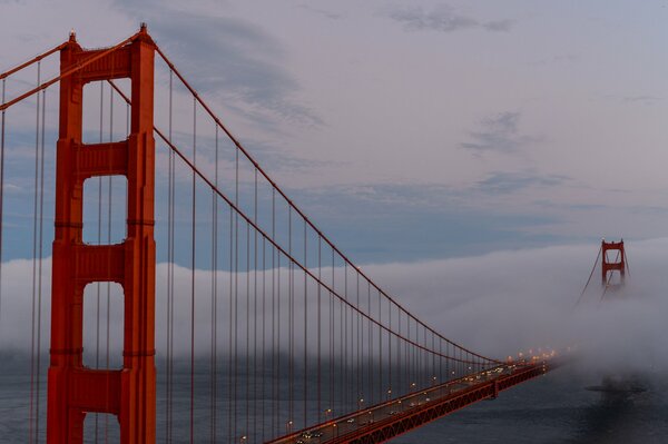 Most Kalifornijski w mglistą pogodę