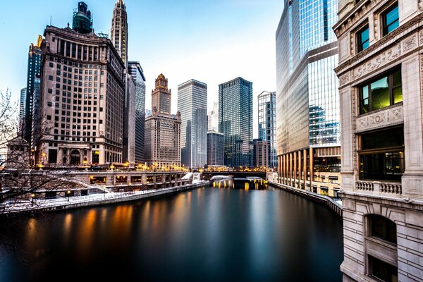 Зимние Чикаго на реке с небоскребами