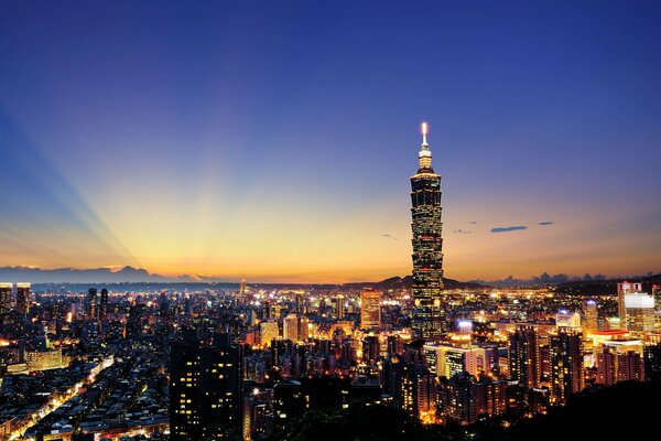 Luces de la ciudad nocturna al atardecer