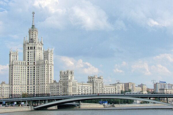 Das Gebäude in Moskau. Fluss mit Brücke