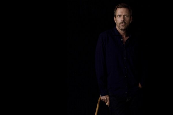 Acteur de Dr House. Hugh Laurie sur fond noir.