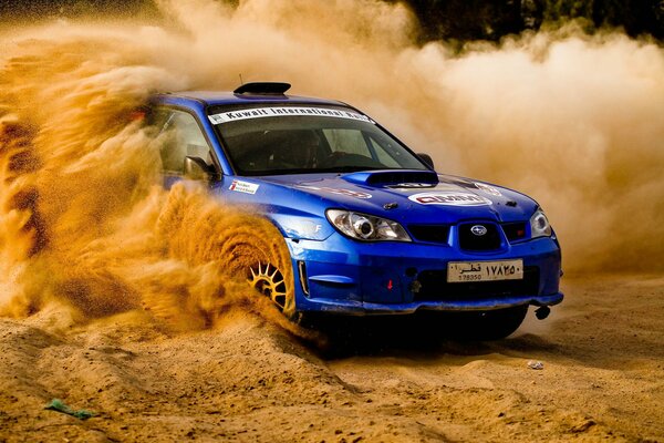 Blauer Subaru Impreza auf der Sandstraße