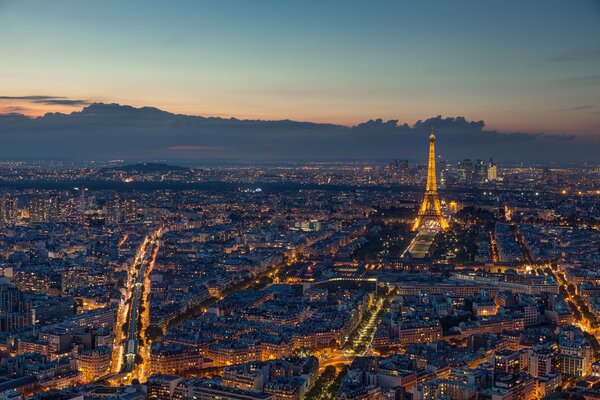 Der Eiffelturm im Licht der Abendstadt