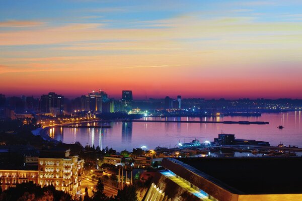 In Baku ist der schönste Abendhimmel