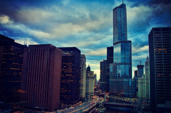 Lichter der Wolkenkratzer des abendlichen Chicago