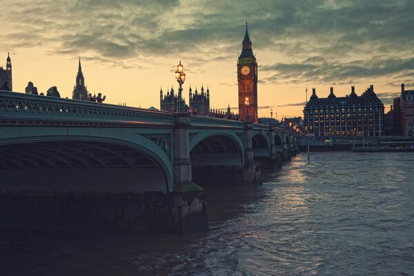 Image de Londres nocturne au bord de la rivière