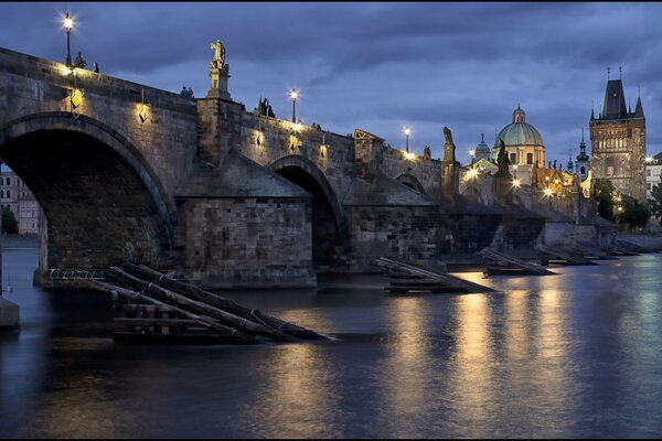 Chequia. Puente de Praga. Puente de Carlos en la República Checa. Praga Vespertina