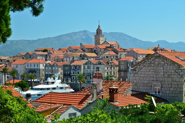 Vieille ville en Croatie avec vue sur les montagnes