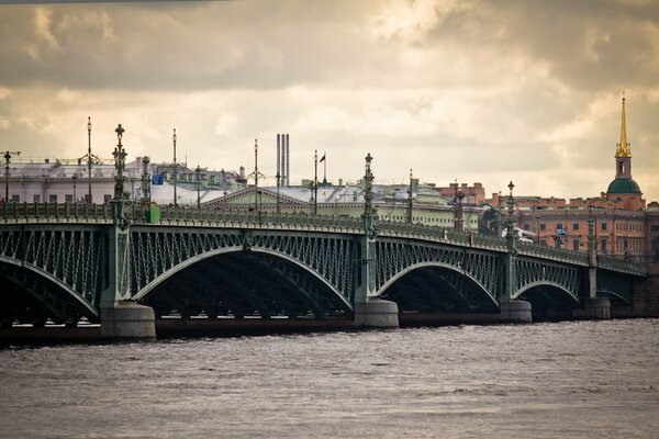 Blick auf die Uferpromenade von St. Petersburg