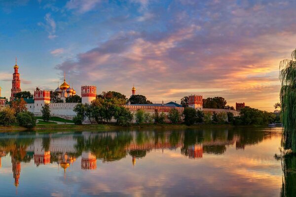 La grandezza e la storia antica sono solo una parte scarsa che descrive il Monastero di Novodevichy