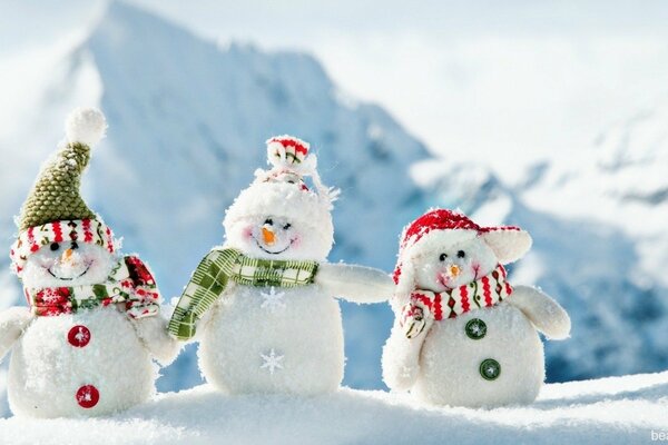 Tres muñecos de nieve con gorros divertidos