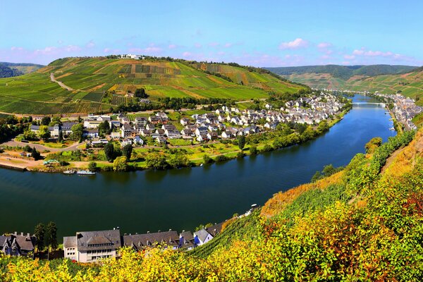 Der Fluss fließt in Deutschland an der Stadt vorbei