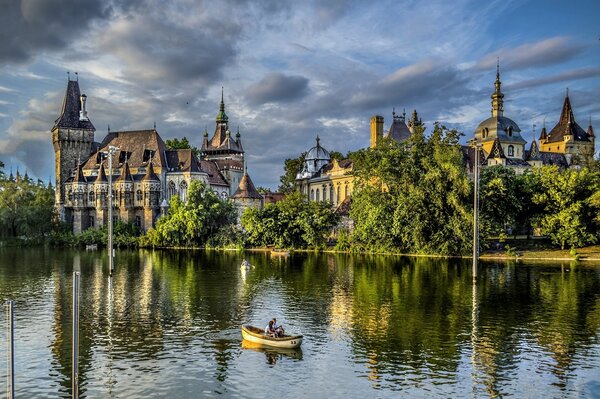 Ein altes Schloss inmitten der Natur und des Sees