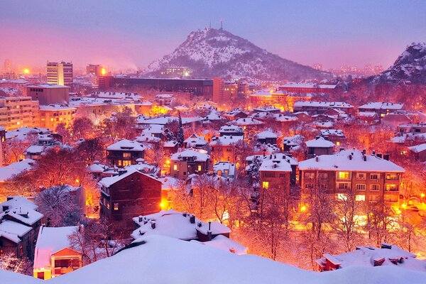 La noche y la nieve de la ciudad en Bulgaria
