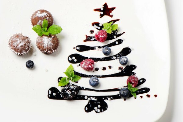 Piatto decorato con albero di Natale con cupcakes e bacche