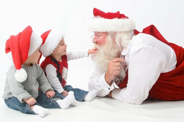 Weihnachtsmannschaft mit Kindern am Vorabend des Urlaubs