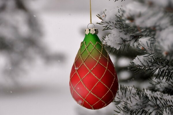 Festivo, juguete de Navidad en el árbol de Navidad