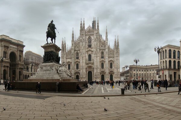 Милан - городская эстетика площади и собора
