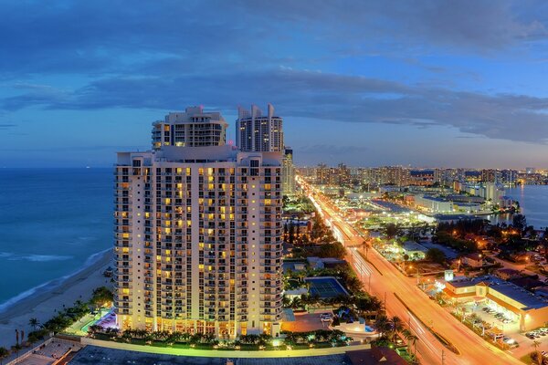 La costa de la ciudad de la noche en Florida