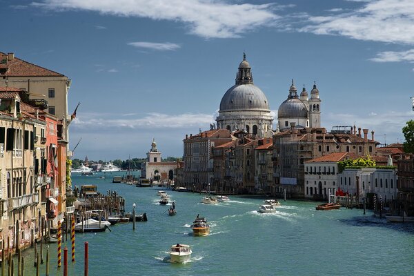 Hermosa ciudad Venecia ciudad en el río