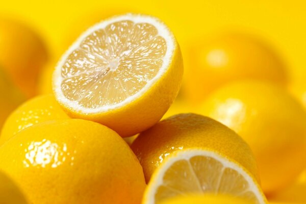 Tranches de citron juteuses brillantes