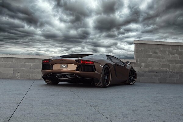 Adorable Lamborghini lors d une séance photo sous un ciel à couper le souffle