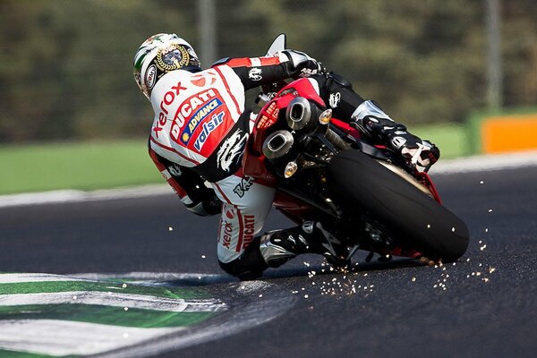 Coureur fait un tour sur une moto