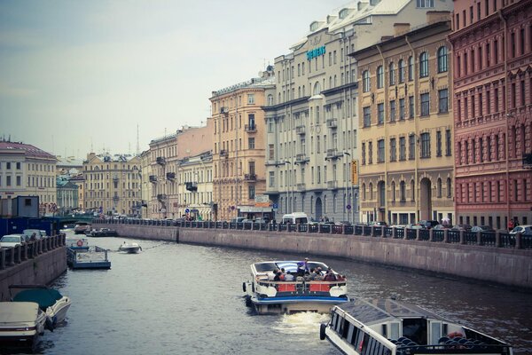 Die Reise auf dem Fluss mit dem Boot in St. Petersburg