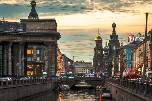 Hermosa avenida Nevsky con el canal Griboedov y la iglesia del Salvador sobre la sangre